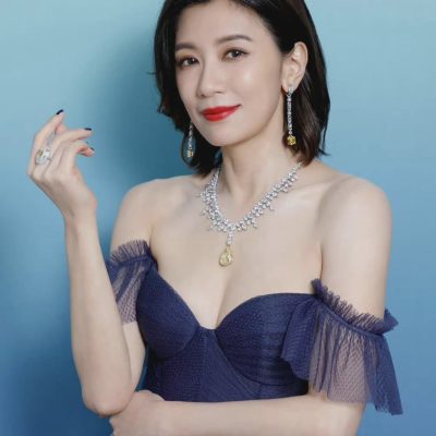 贾静雯深蓝抹胸裙肉感十足