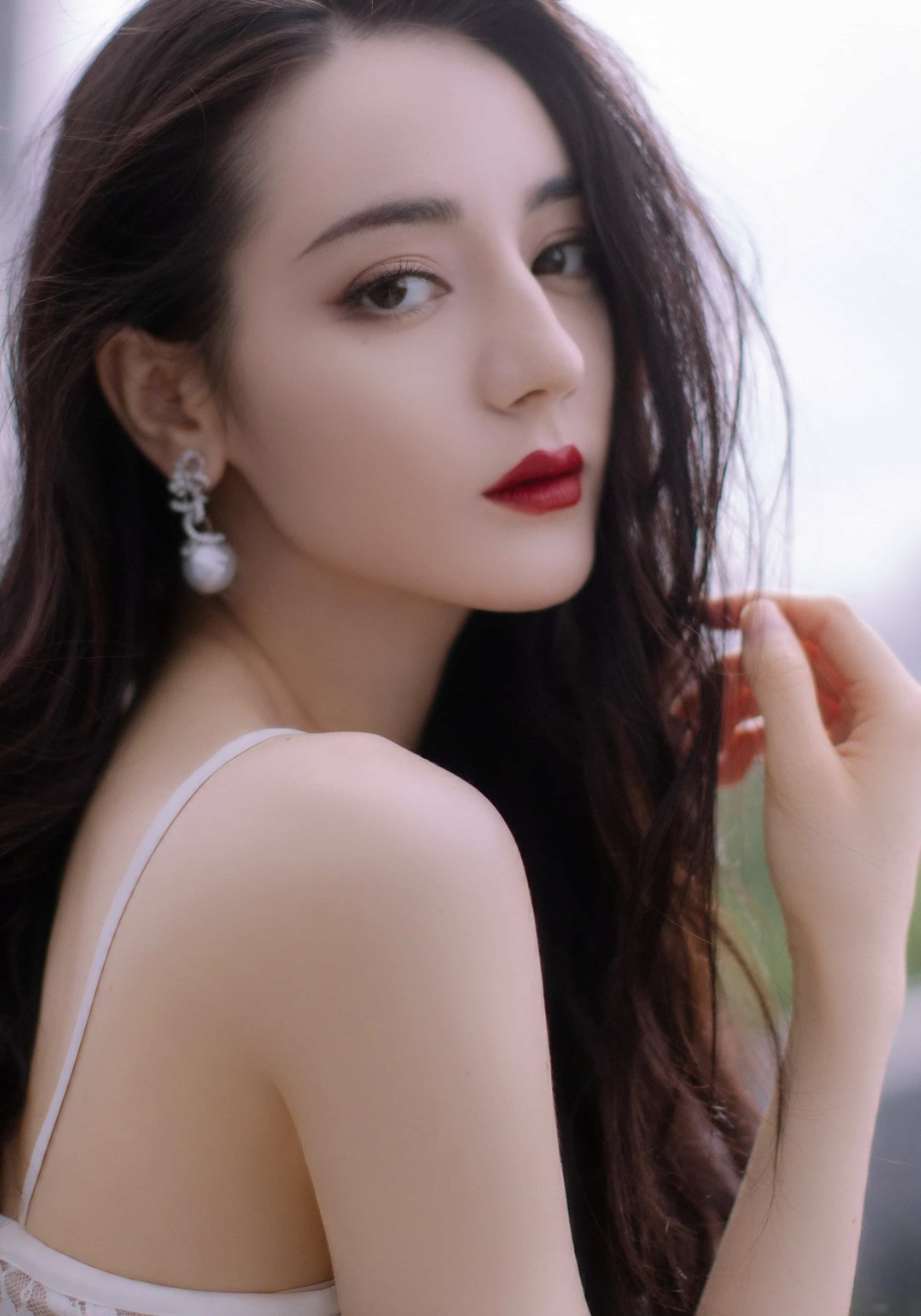 迪丽热巴白色低胸镂空蕾丝透视装羽毛长裙高清图片_2