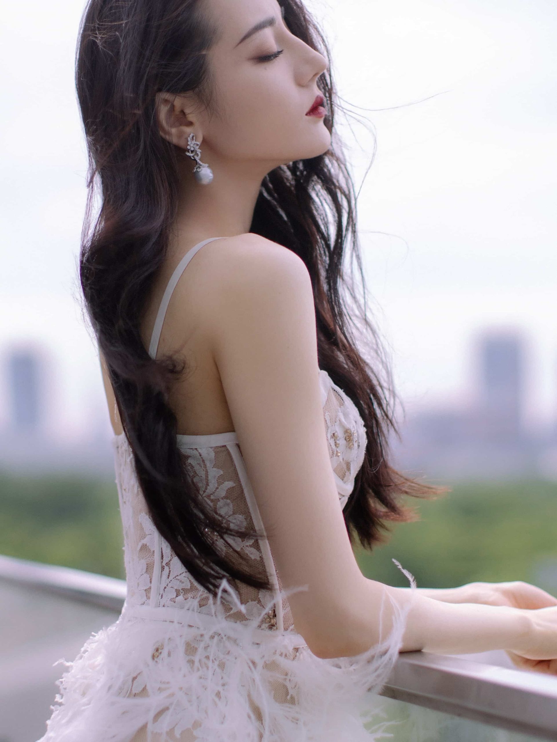 迪丽热巴白色低胸镂空蕾丝透视装羽毛长裙高清图片_5