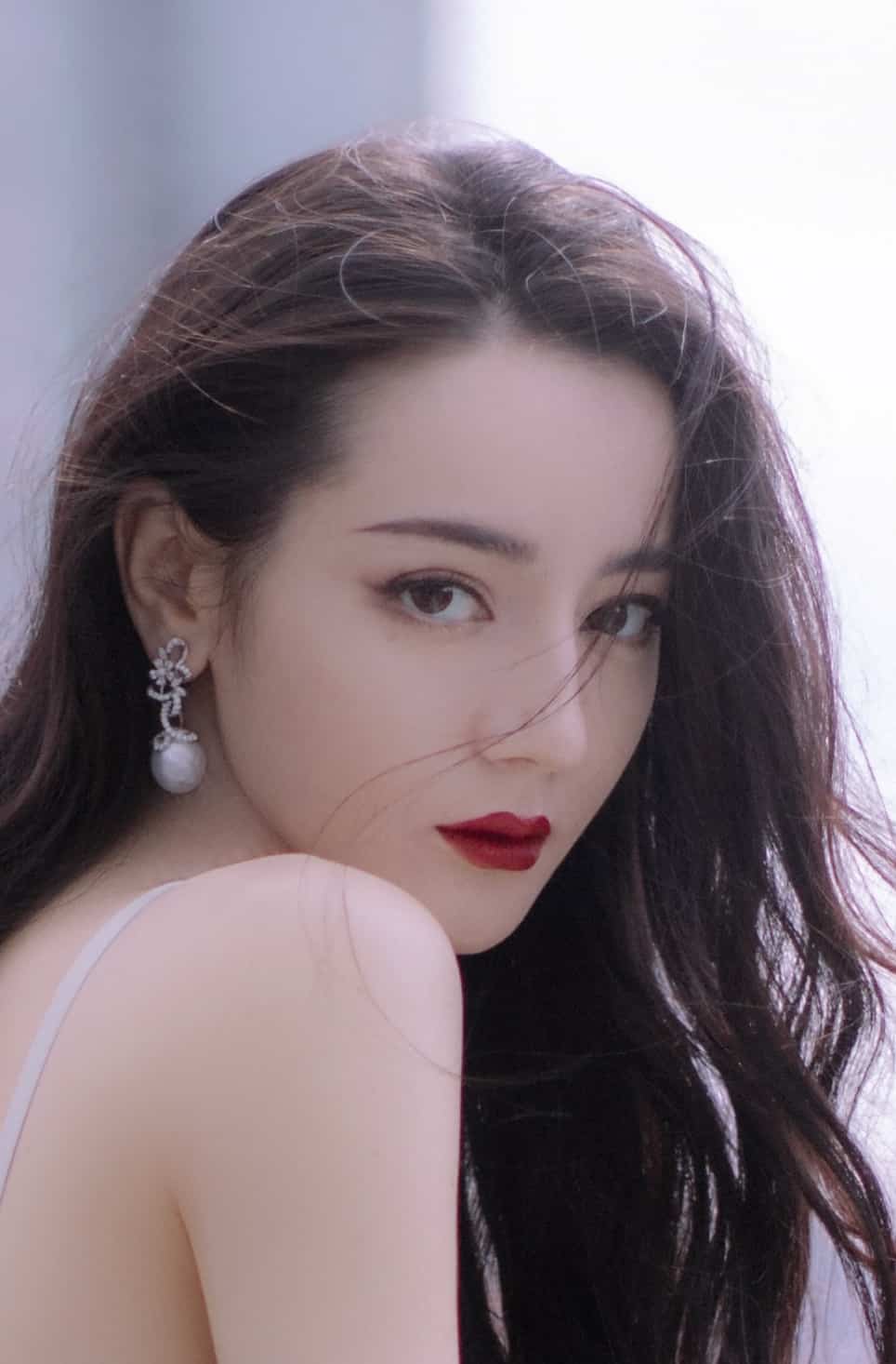 迪丽热巴白色低胸镂空蕾丝透视装羽毛长裙高清图片_7