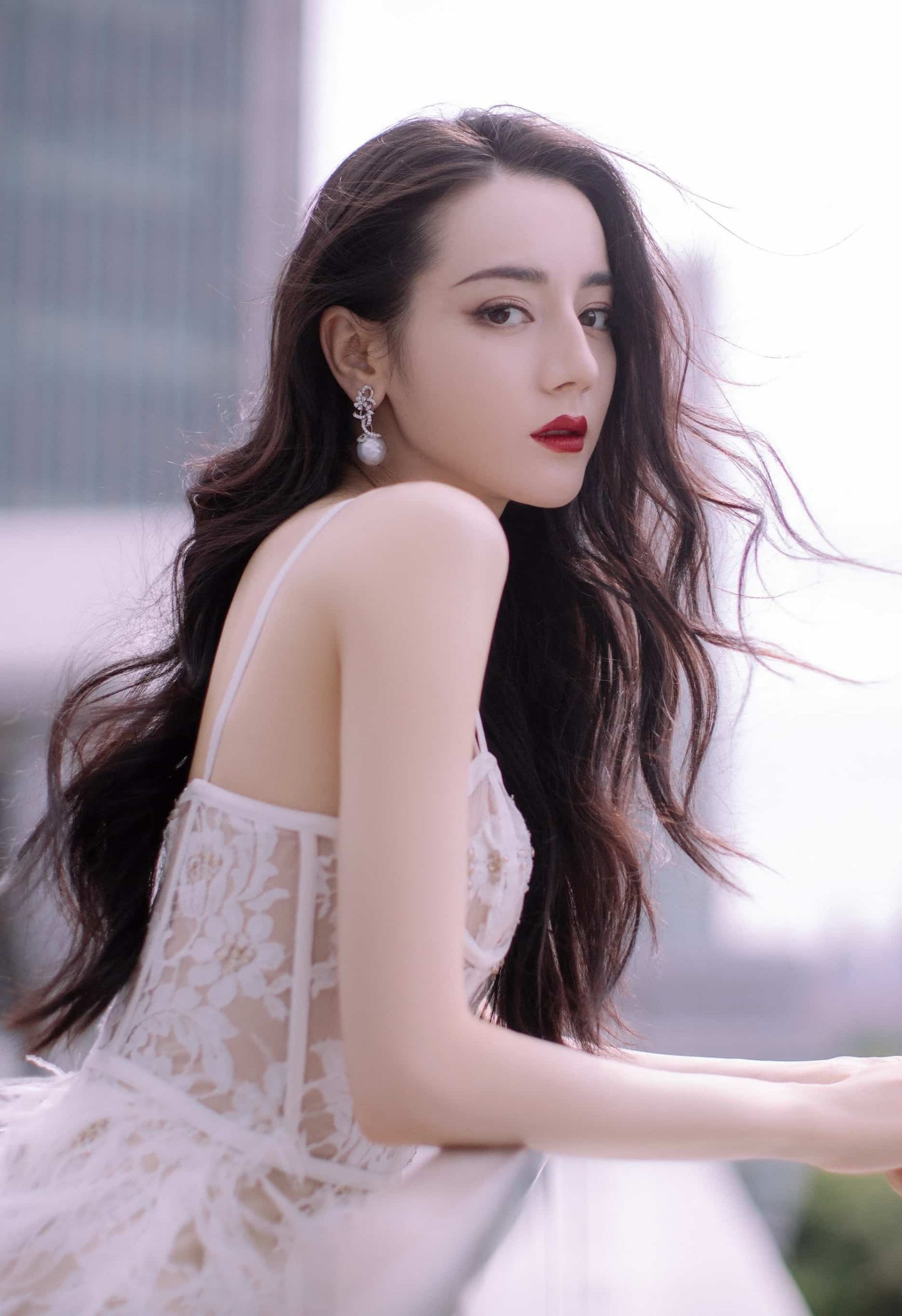 迪丽热巴白色低胸镂空蕾丝透视装羽毛长裙高清图片_8
