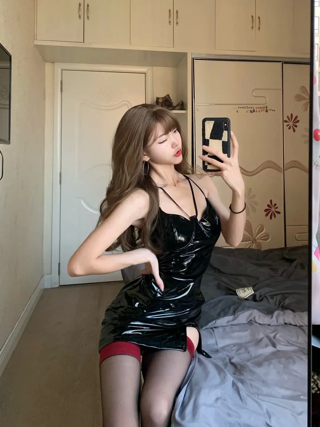 漆皮连衣裙穿搭，美女黑红丝袜自拍_1
