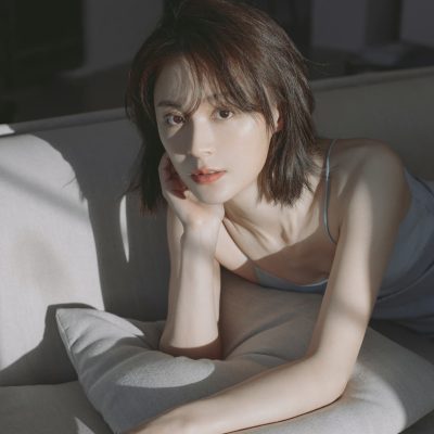 毛林林睡衣吊带裙沙发写真美图