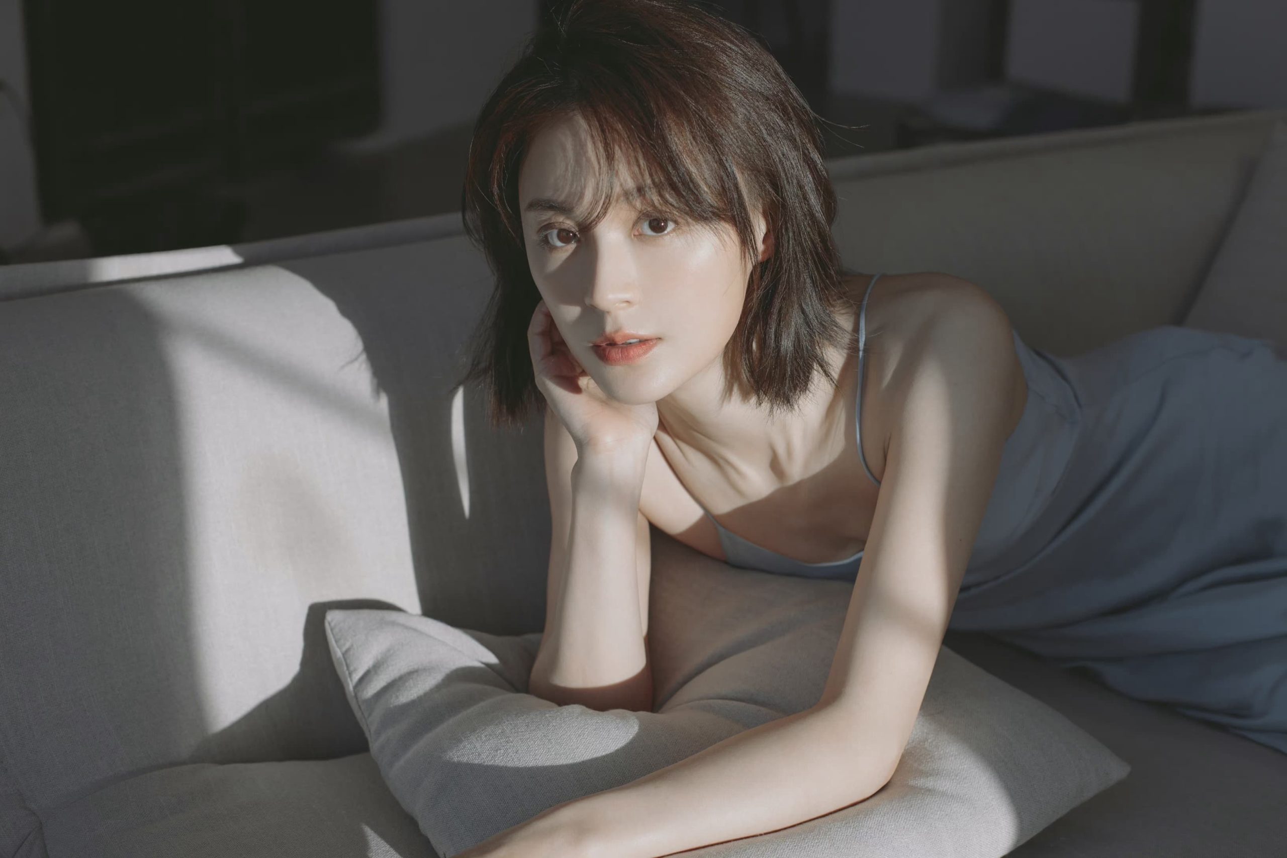 毛林林睡衣吊带裙沙发写真美图_1