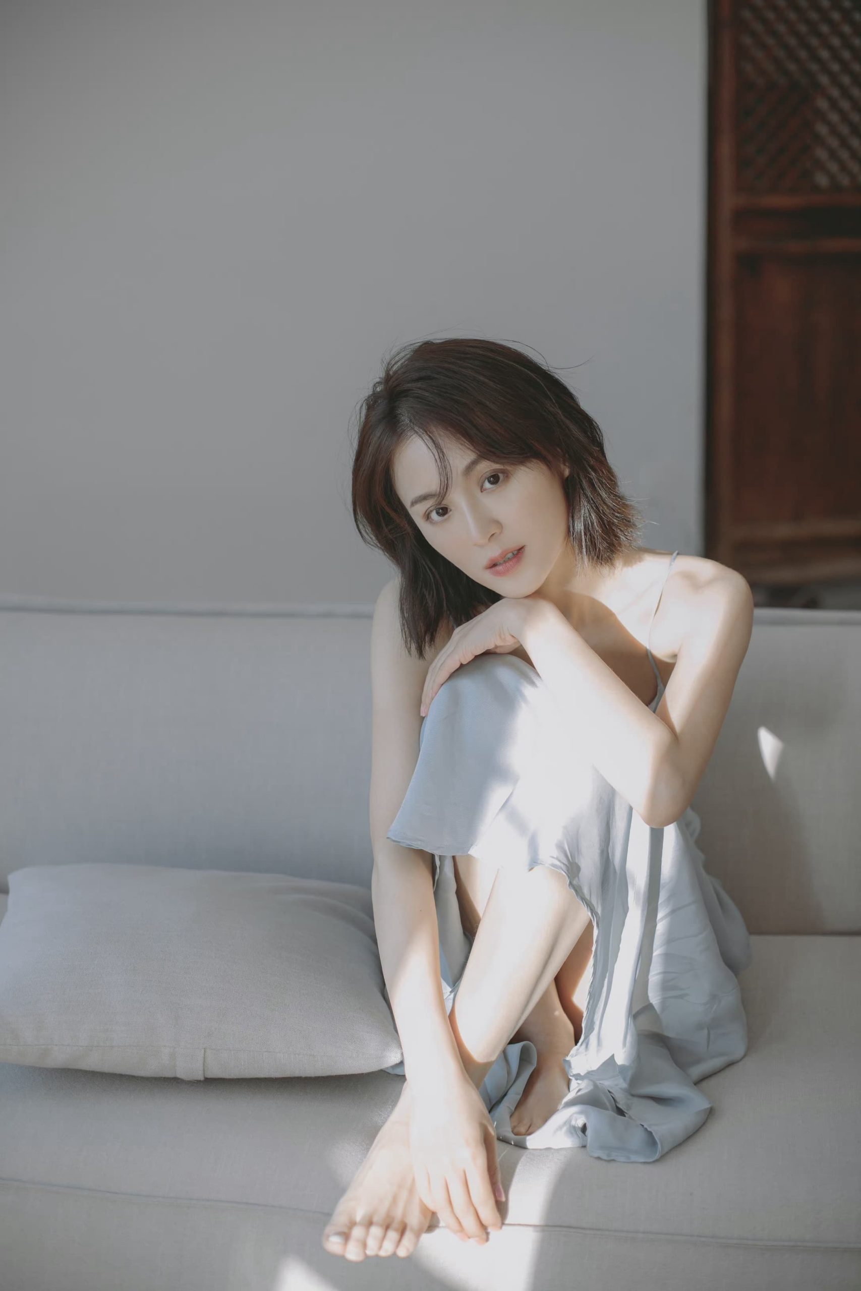 毛林林睡衣吊带裙沙发写真美图_4