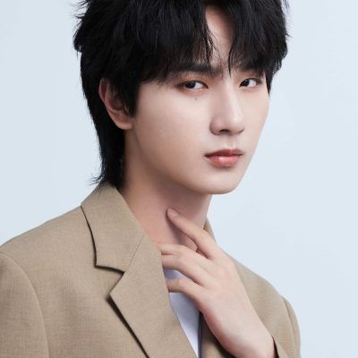 帅气李宏毅棕色西装写真高清照片 网友调侃拍照姿势！