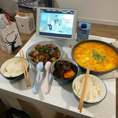 两个人吃饭追剧真实照片 朋友圈低调秀恩爱美食配图