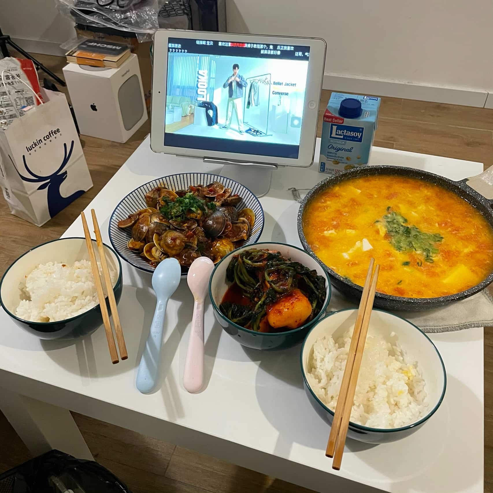 两个人吃饭追剧真实照片 朋友圈低调秀恩爱美食配图_1
