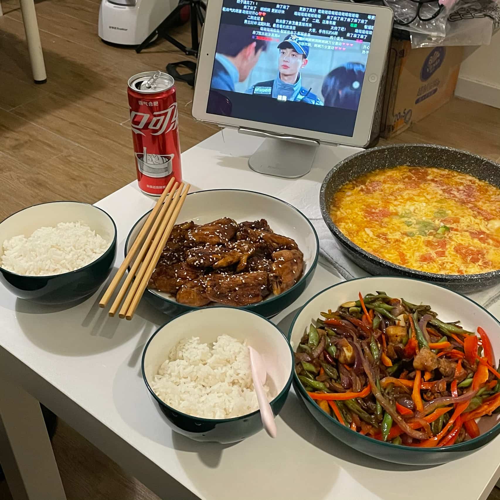 两个人吃饭追剧真实照片 朋友圈低调秀恩爱美食配图_2
