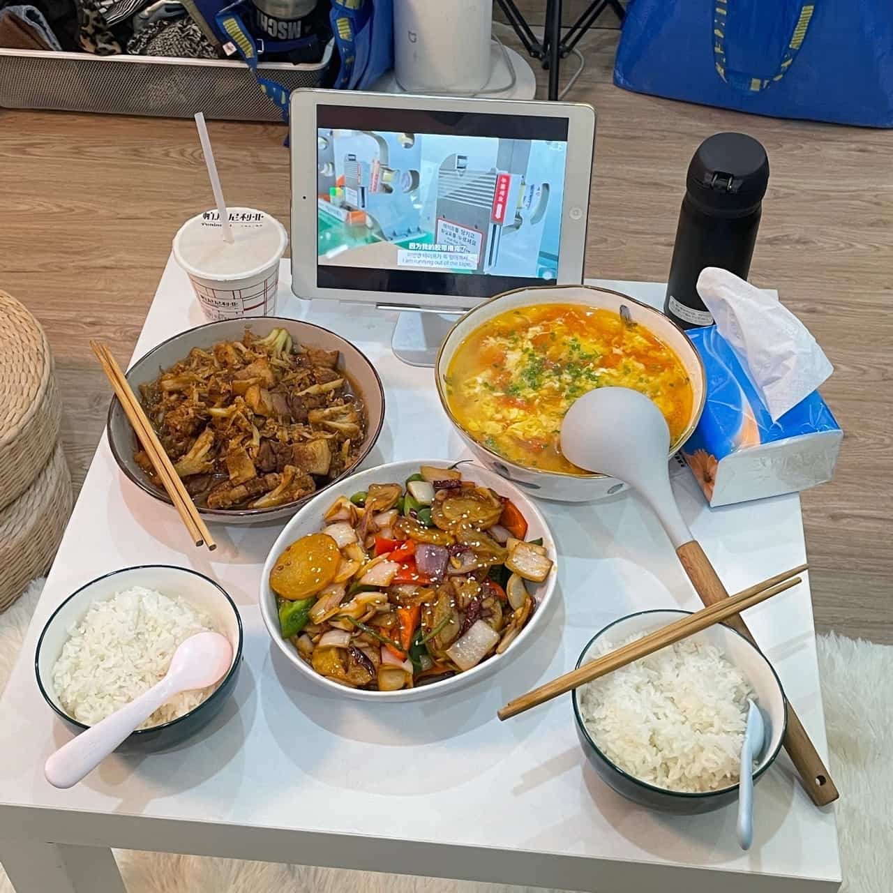 两个人吃饭追剧真实照片 朋友圈低调秀恩爱美食配图_3