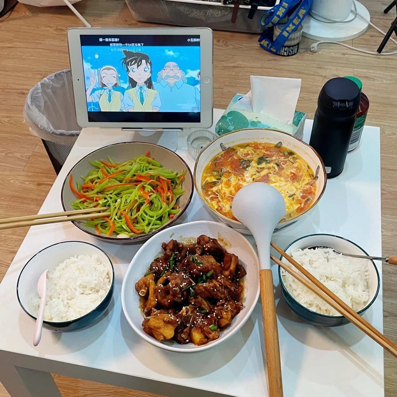 两个人吃饭追剧真实照片 朋友圈低调秀恩爱美食配图_4