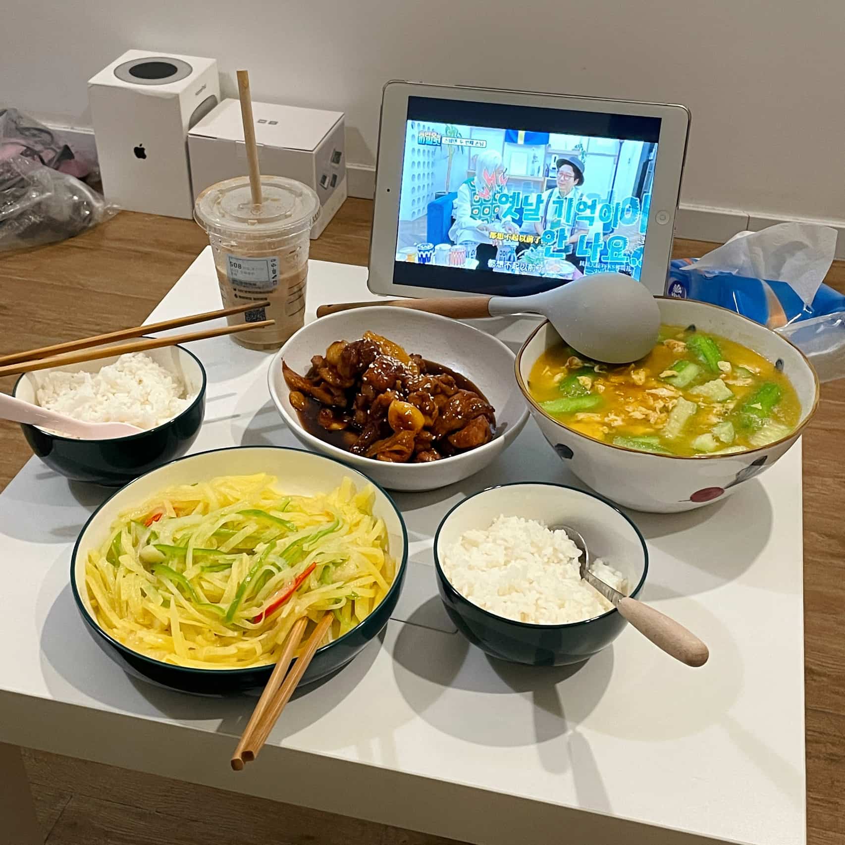 两个人吃饭追剧真实照片 朋友圈低调秀恩爱美食配图_5