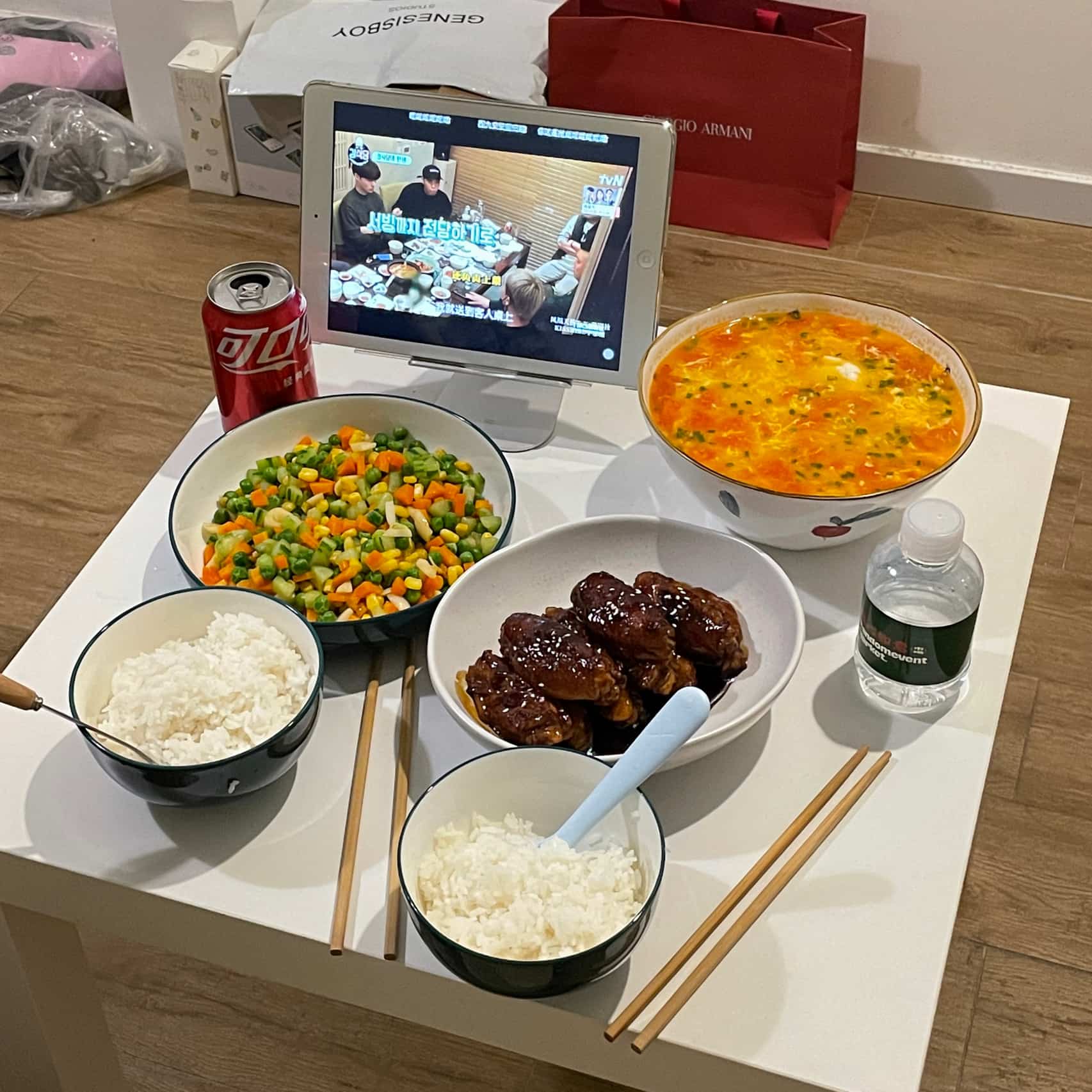 两个人吃饭追剧真实照片 朋友圈低调秀恩爱美食配图_6