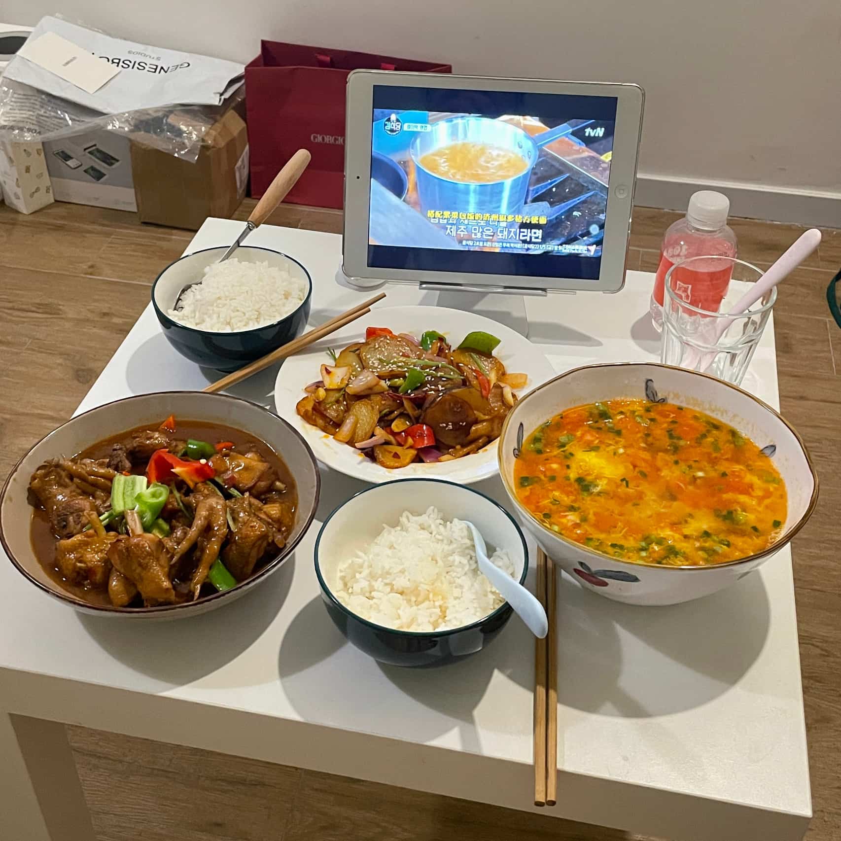 两个人吃饭追剧真实照片 朋友圈低调秀恩爱美食配图_8