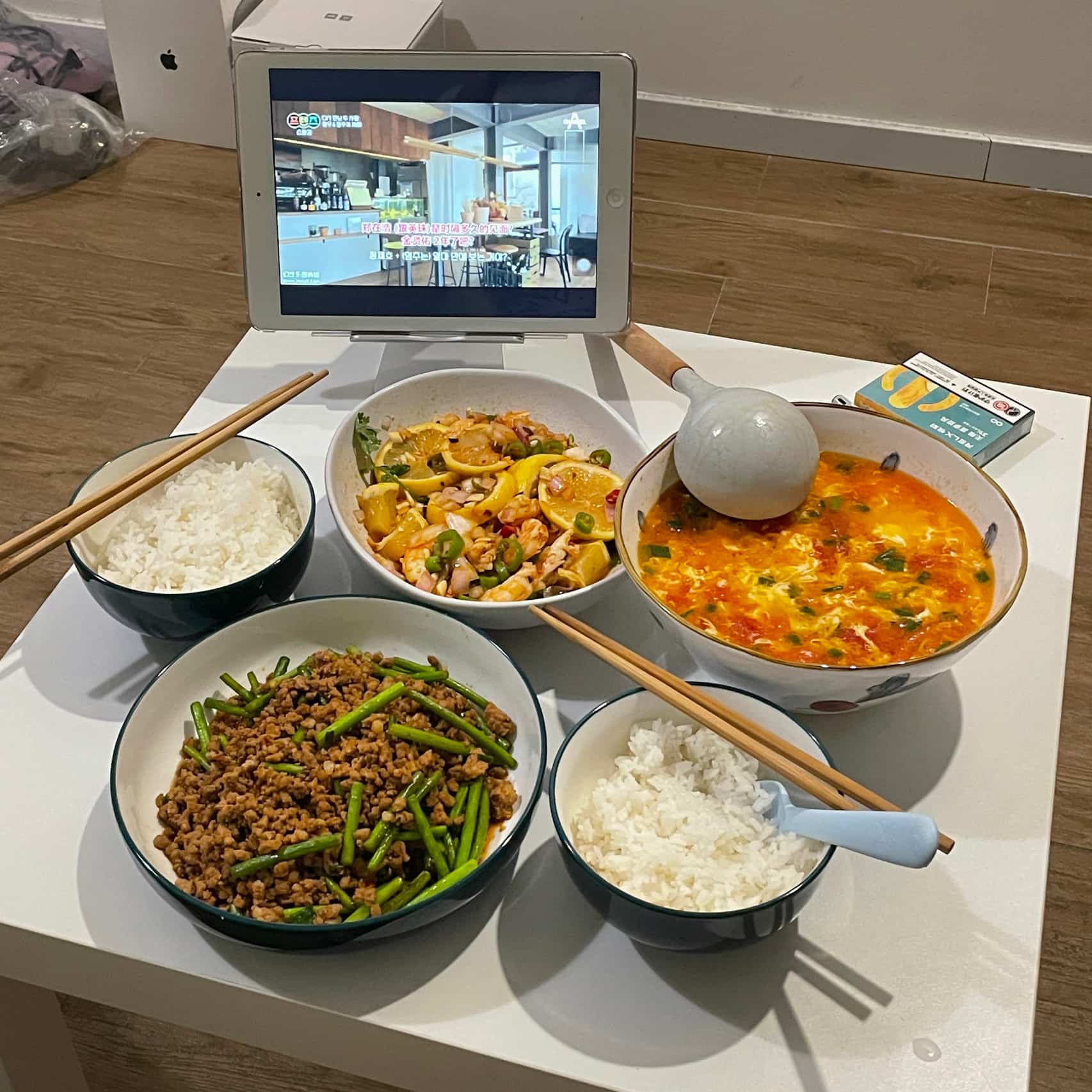 两个人吃饭追剧真实照片 朋友圈低调秀恩爱美食配图_9