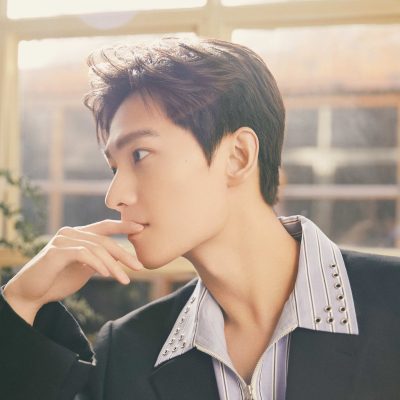 帅气男星杨洋西装造型绝美侧颜超帅！