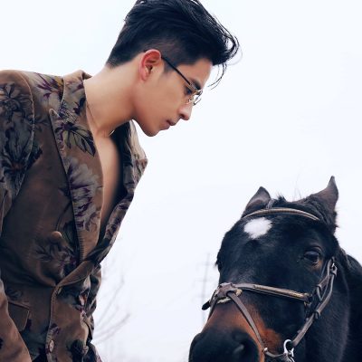 张俪绯闻男友张若轩马场帅气骑马写真高清图片