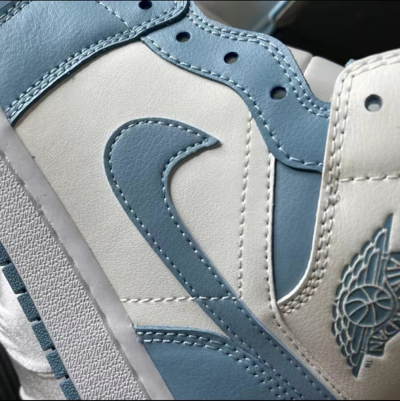 NIKE AJ1″UNC”北卡蓝 2022复古高帮篮球鞋 正品实拍细节图_2
