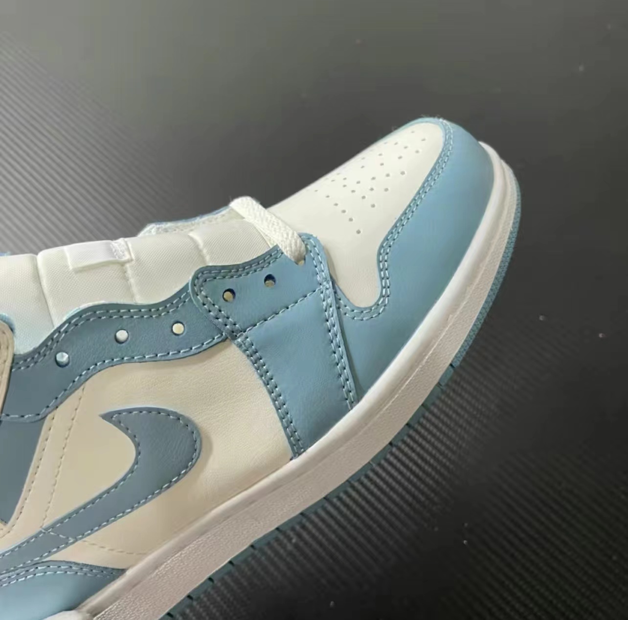 NIKE AJ1″UNC”北卡蓝 2022复古高帮篮球鞋 正品实拍细节图_4