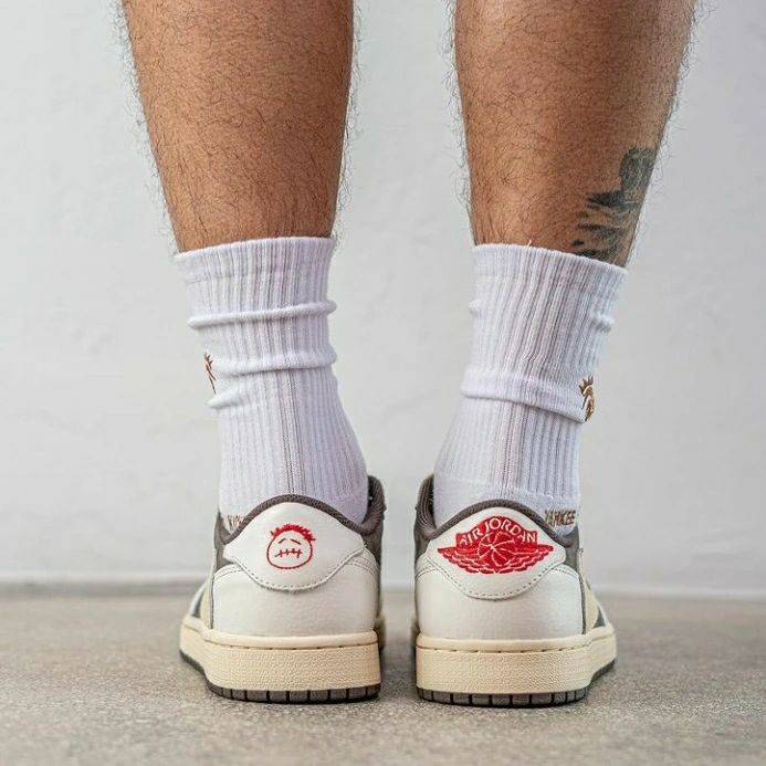 乔丹联名nike AJ1 Low “倒钩”反转摩卡配色实物上脚细节高清图_6