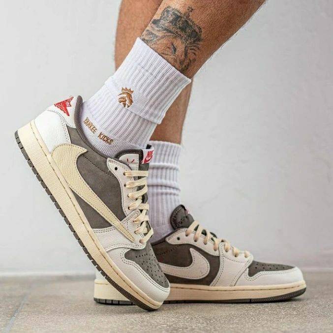 乔丹联名nike AJ1 Low “倒钩”反转摩卡配色实物上脚细节高清图_5