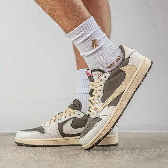 乔丹联名nike AJ1 Low “倒钩”反转摩卡配色实物上脚细节高清图_4