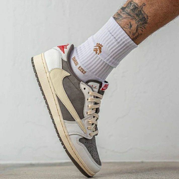 乔丹联名nike AJ1 Low “倒钩”反转摩卡配色实物上脚细节高清图_2