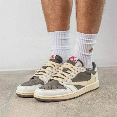 乔丹联名nike AJ1 Low “倒钩”反转摩卡配色实物上脚细节高清图