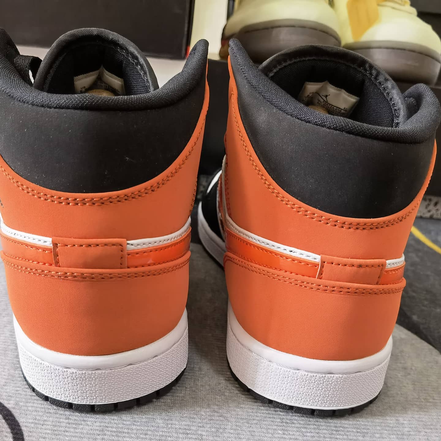 NIKE Air Jordan 1 Mid SE黑白橙中帮经典扣碎篮板 正品细节实拍高清图_7