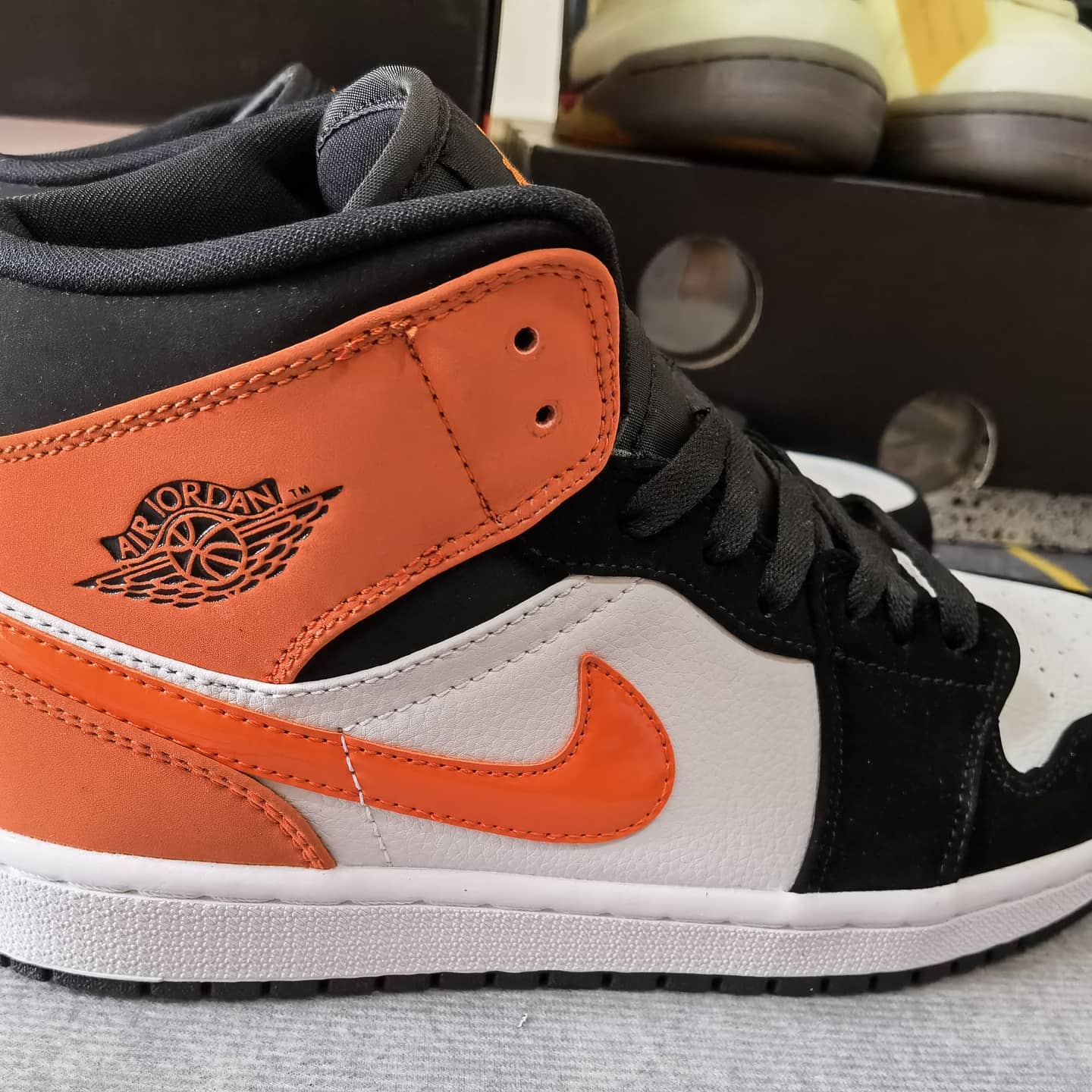 NIKE Air Jordan 1 Mid SE黑白橙中帮经典扣碎篮板 正品细节实拍高清图_6
