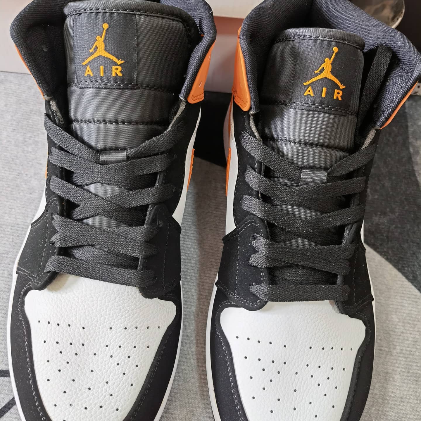 NIKE Air Jordan 1 Mid SE黑白橙中帮经典扣碎篮板 正品细节实拍高清图_5