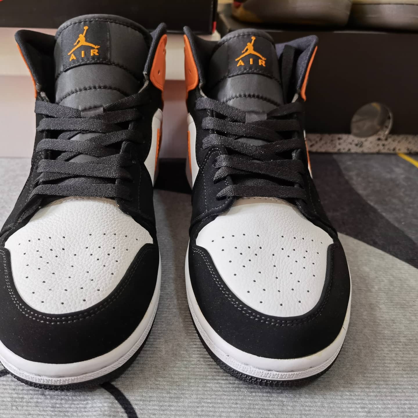 NIKE Air Jordan 1 Mid SE黑白橙中帮经典扣碎篮板 正品细节实拍高清图_4