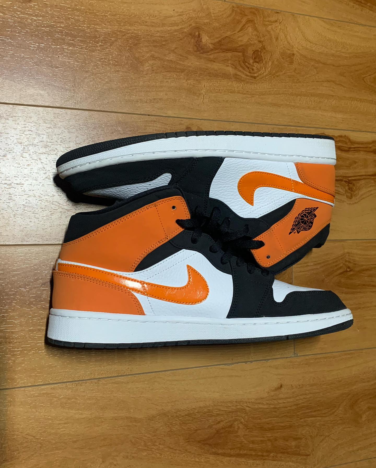 NIKE Air Jordan 1 Mid SE黑白橙中帮经典扣碎篮板 正品细节实拍高清图_2