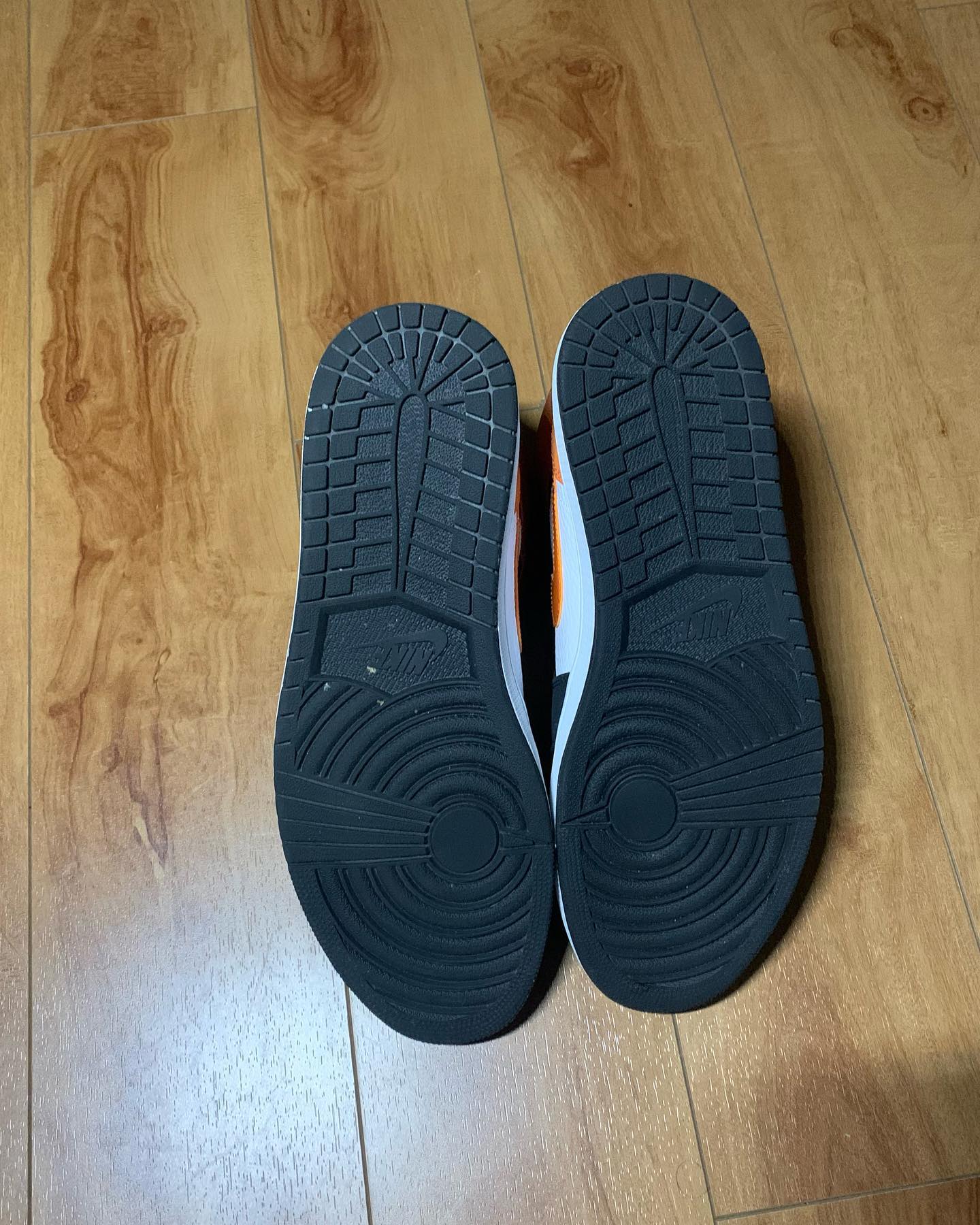 NIKE Air Jordan 1 Mid SE黑白橙中帮经典扣碎篮板 正品细节实拍高清图_1