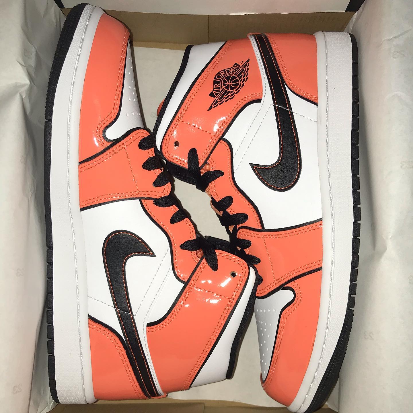 NIKE air Jordan 1 Mid SE “Turf Orange” 二次元小扣碎 黑白橙正品高清实拍图_6