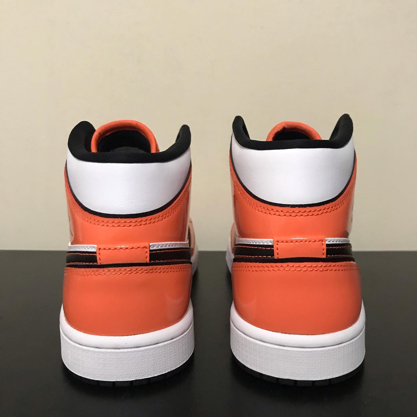 NIKE air Jordan 1 Mid SE “Turf Orange” 二次元小扣碎 黑白橙正品高清实拍图_4