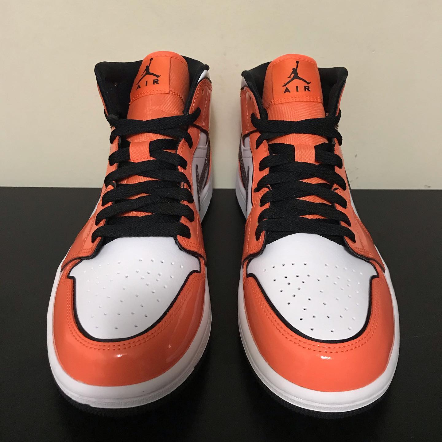 NIKE air Jordan 1 Mid SE “Turf Orange” 二次元小扣碎 黑白橙正品高清实拍图_3