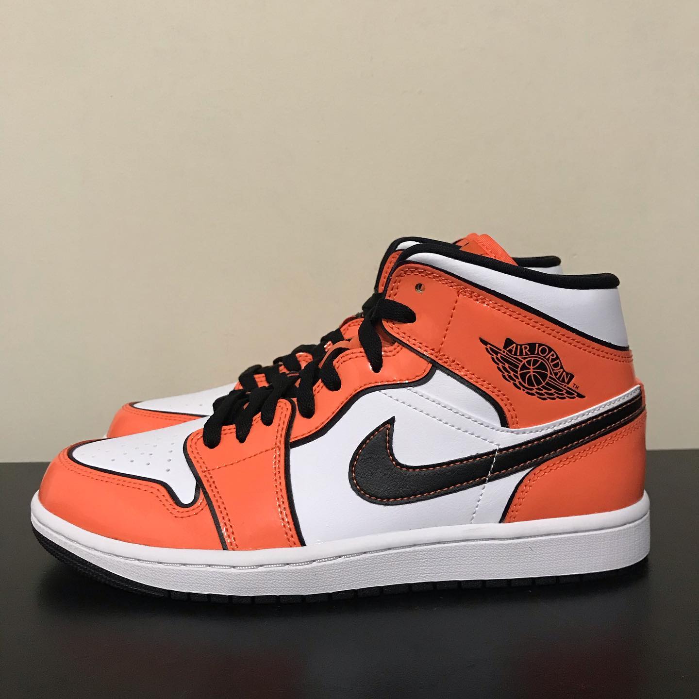 NIKE air Jordan 1 Mid SE “Turf Orange” 二次元小扣碎 黑白橙正品高清实拍图_2