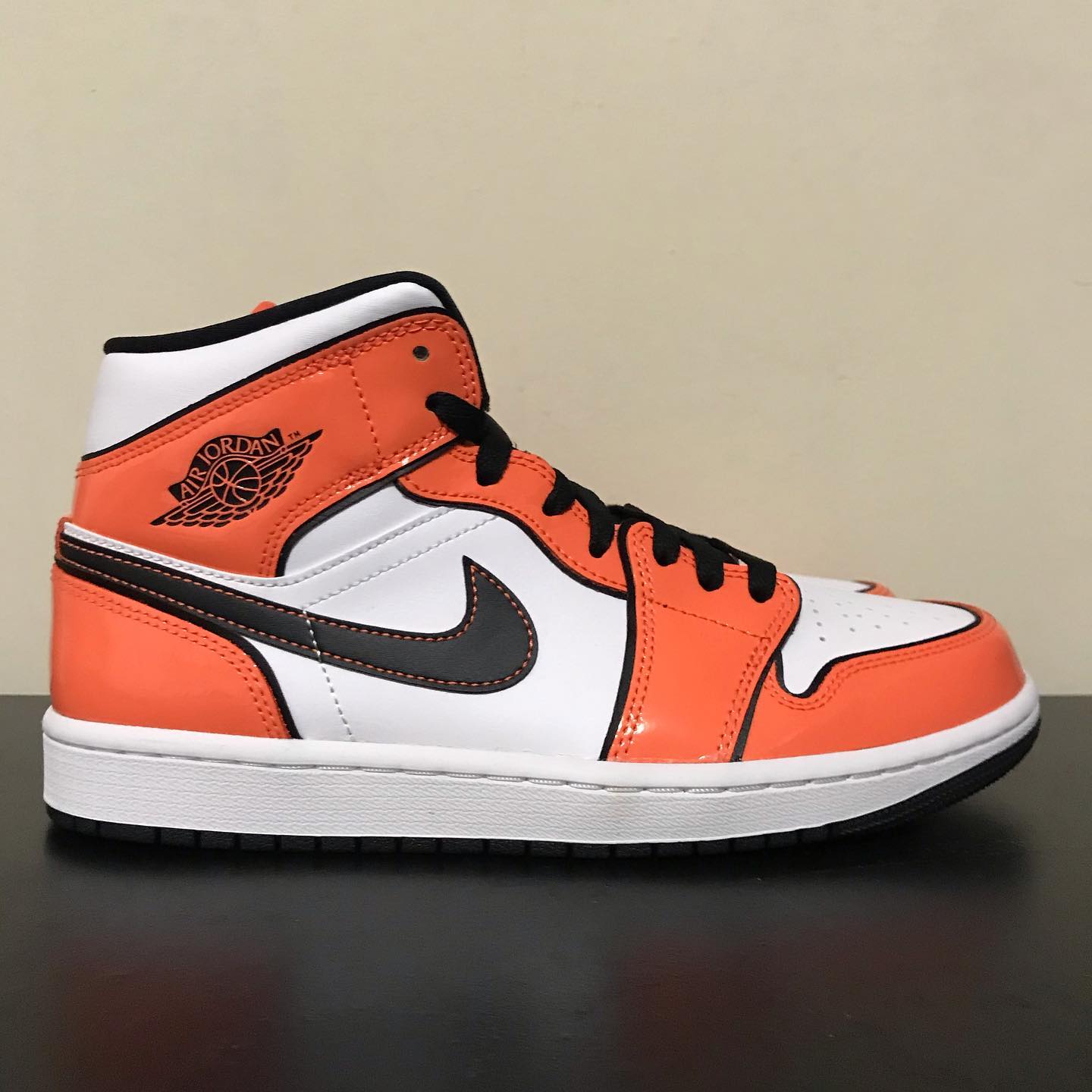 NIKE air Jordan 1 Mid SE “Turf Orange” 二次元小扣碎 黑白橙正品高清实拍图_1