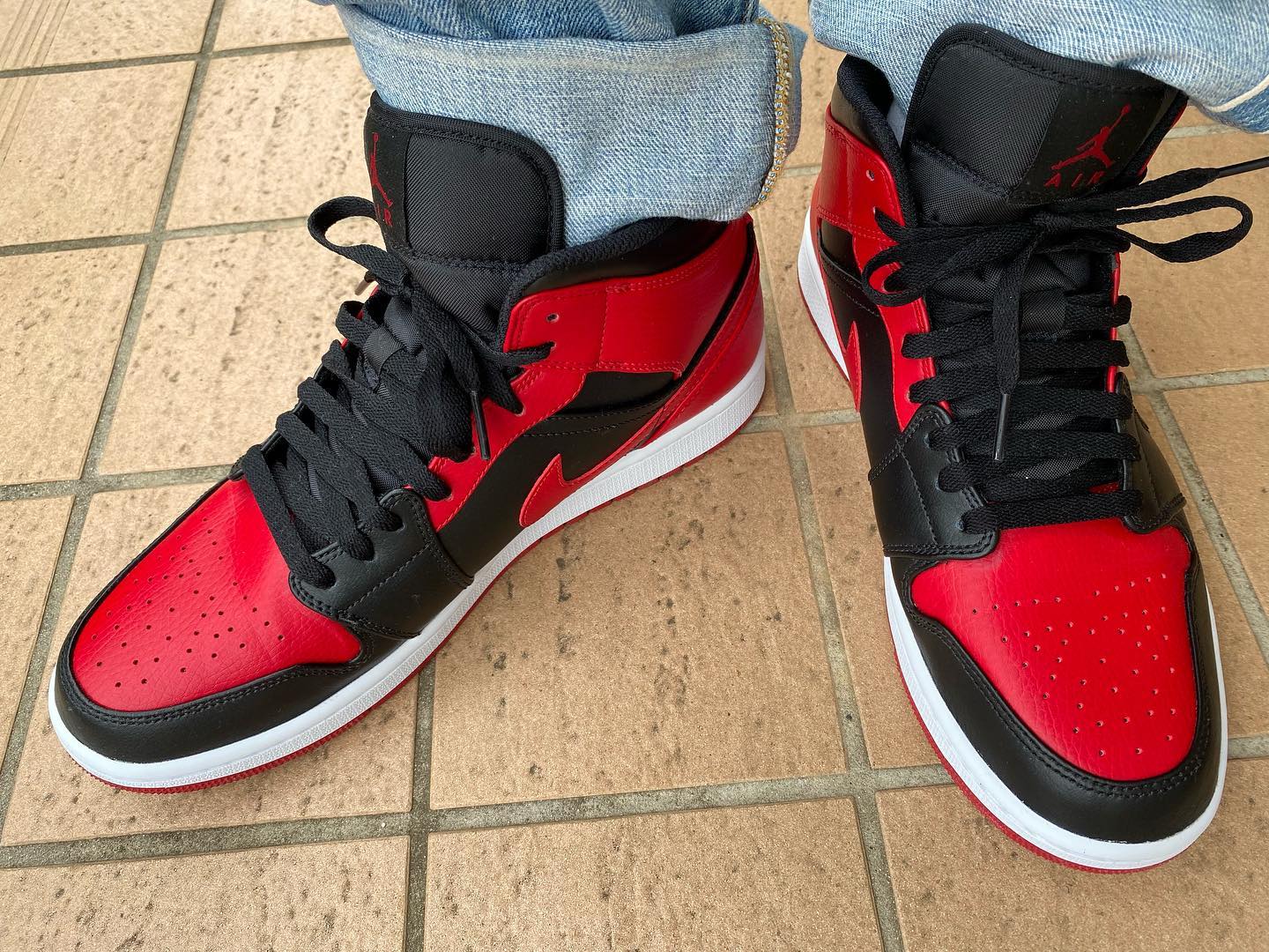 Nike AIR JORDAN1 MID  BRED Banned黑红配色小禁穿中帮正品上脚效果图片 高清实拍_5