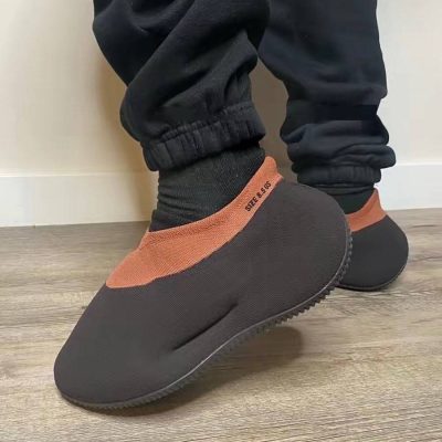 阿迪达斯“香蕉鞋”adidas yeezy Knit僧侣寺庙鞋黑棕石炭配色高清上脚效果图片