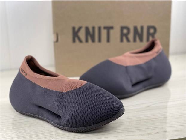阿迪达斯“香蕉鞋”adidas yeezy Knit僧侣寺庙鞋黑棕石炭配色高清上脚效果图片_2