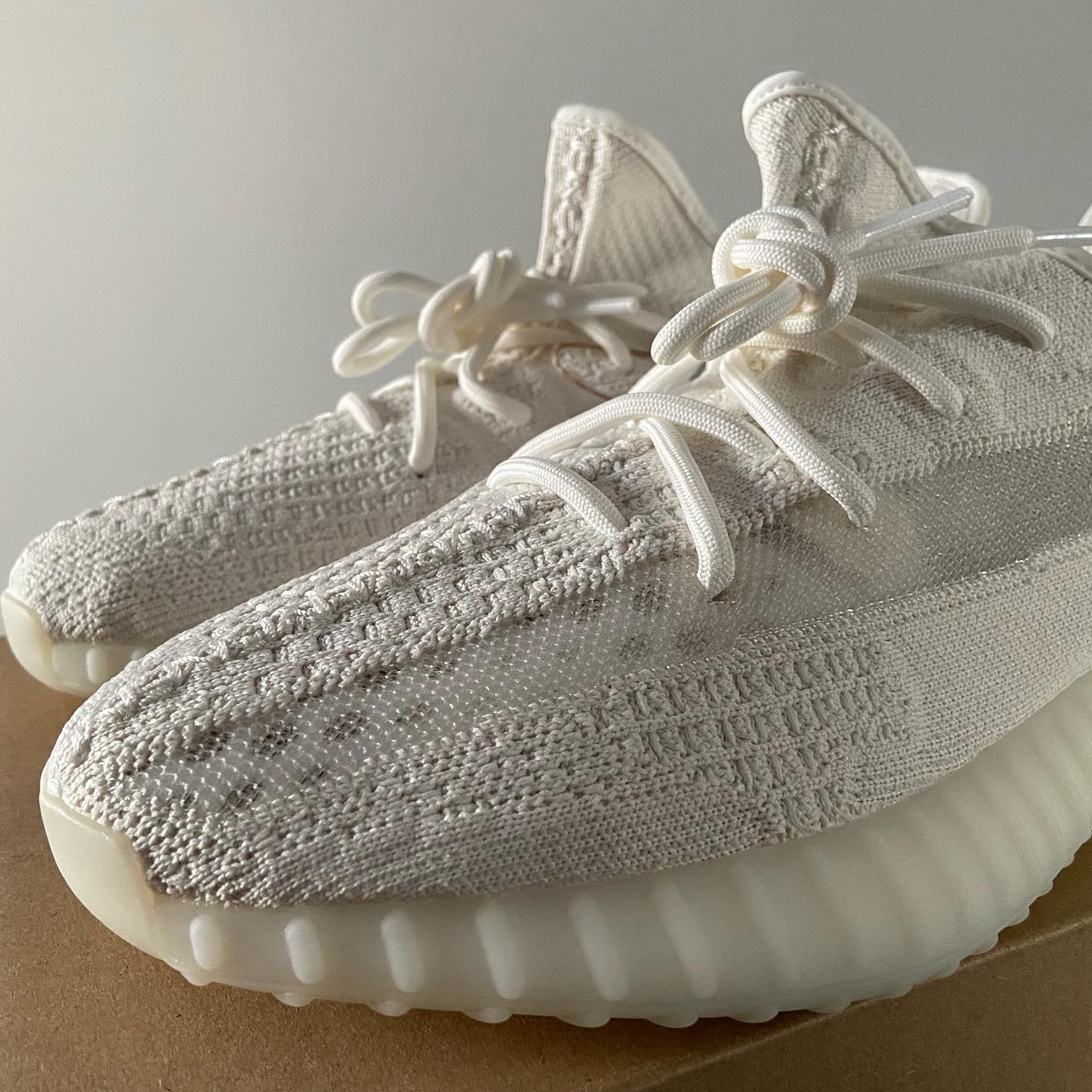 Adidas Yeezy Boost 350 V2 “Pure Oat/Bone”骨白色超清正品实拍图 正侧面细节拍摄 2022年新品_4
