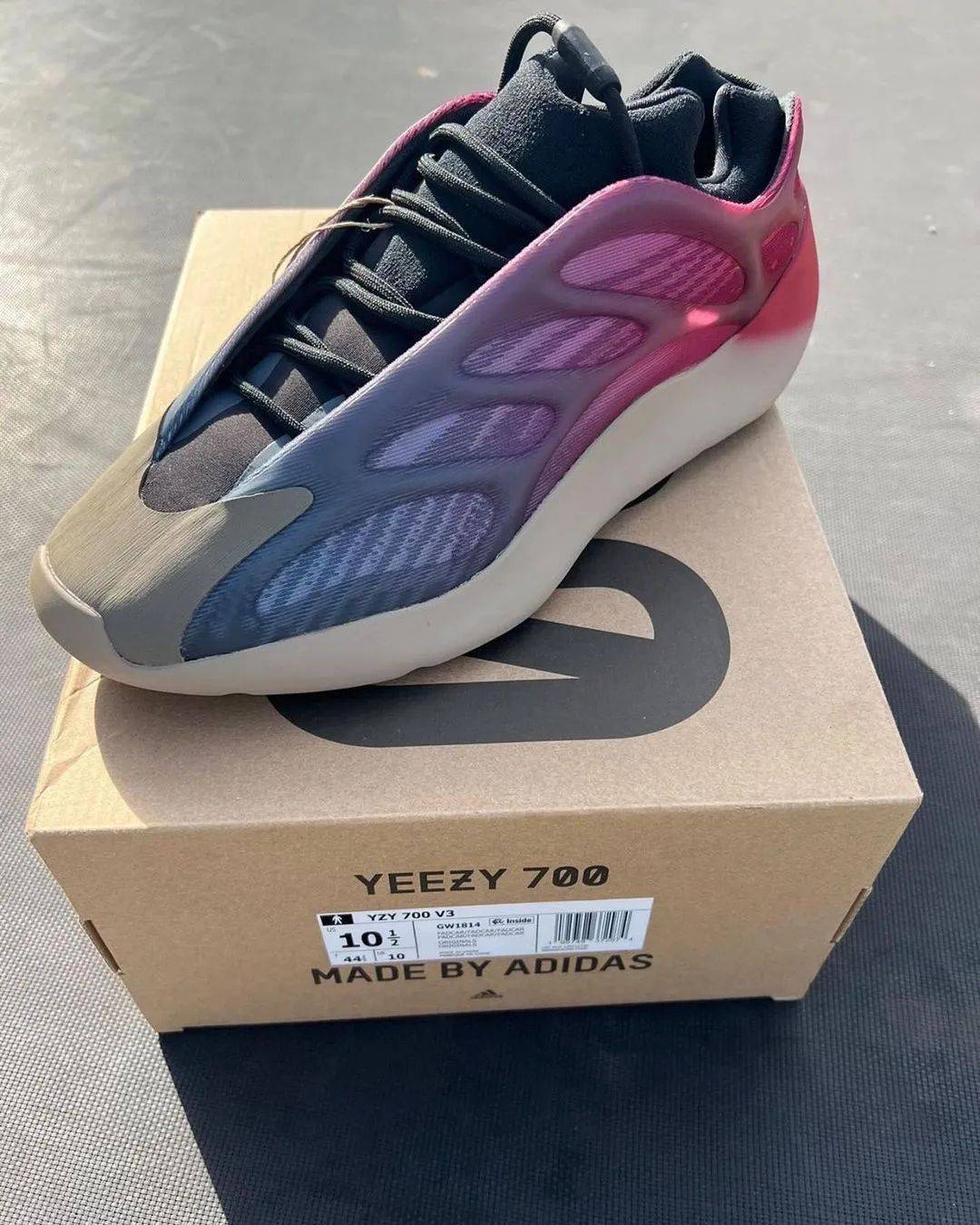 2022新款Yeezy 700 V3 “Fade Carbon”蓝粉渐变色 正品实拍 细节高清图_4