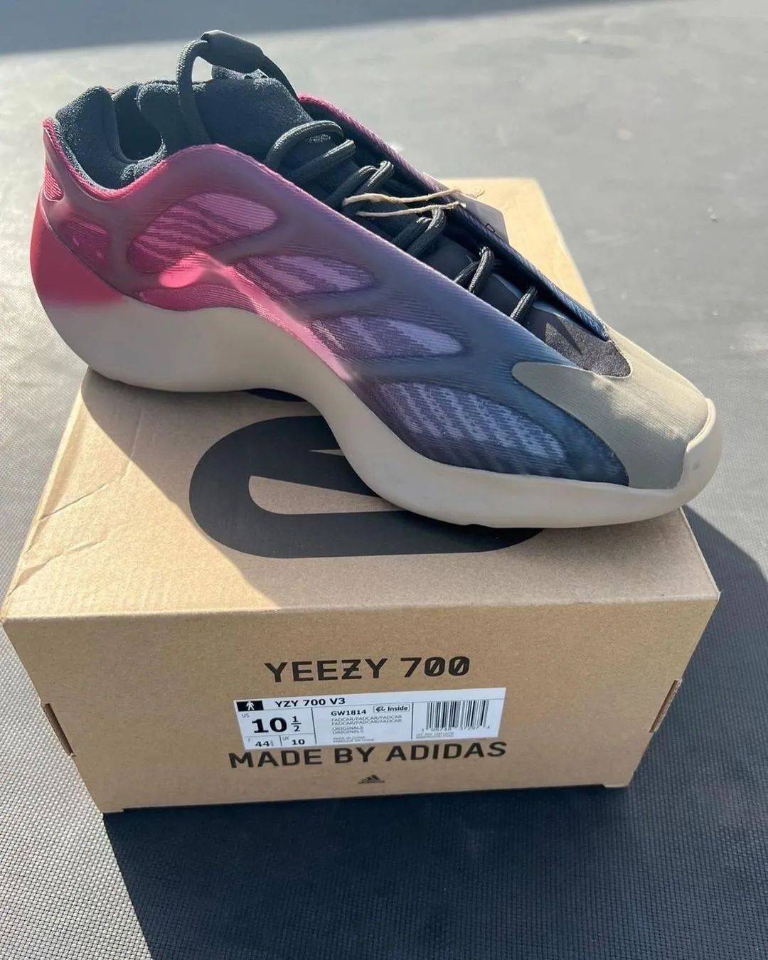 2022新款Yeezy 700 V3 “Fade Carbon”蓝粉渐变色 正品实拍 细节高清图_3