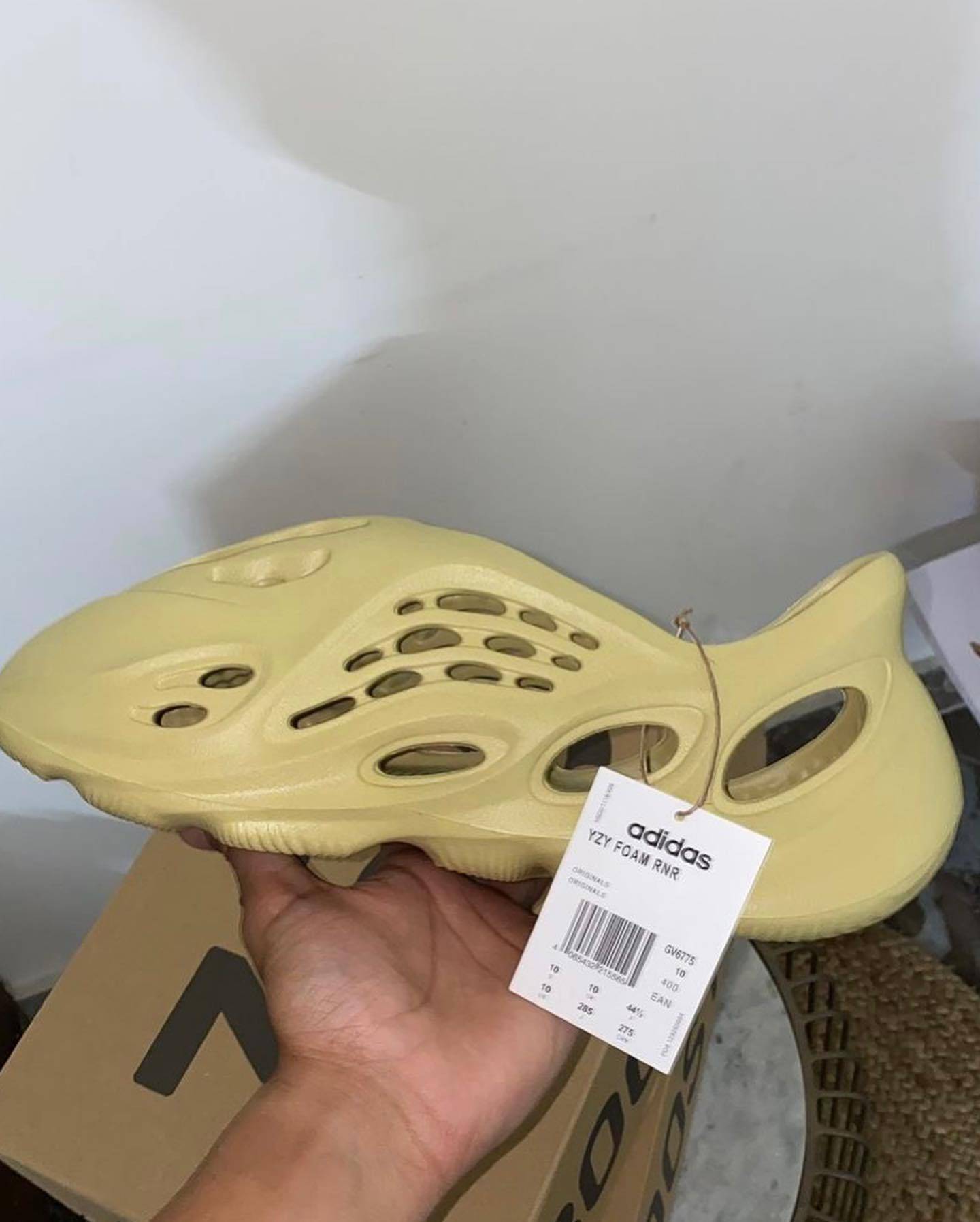 2022新款Yeezy Foam Runner “Sulfur” 硫磺色泡沫跑步鞋 正版细节照 上脚效果图_5