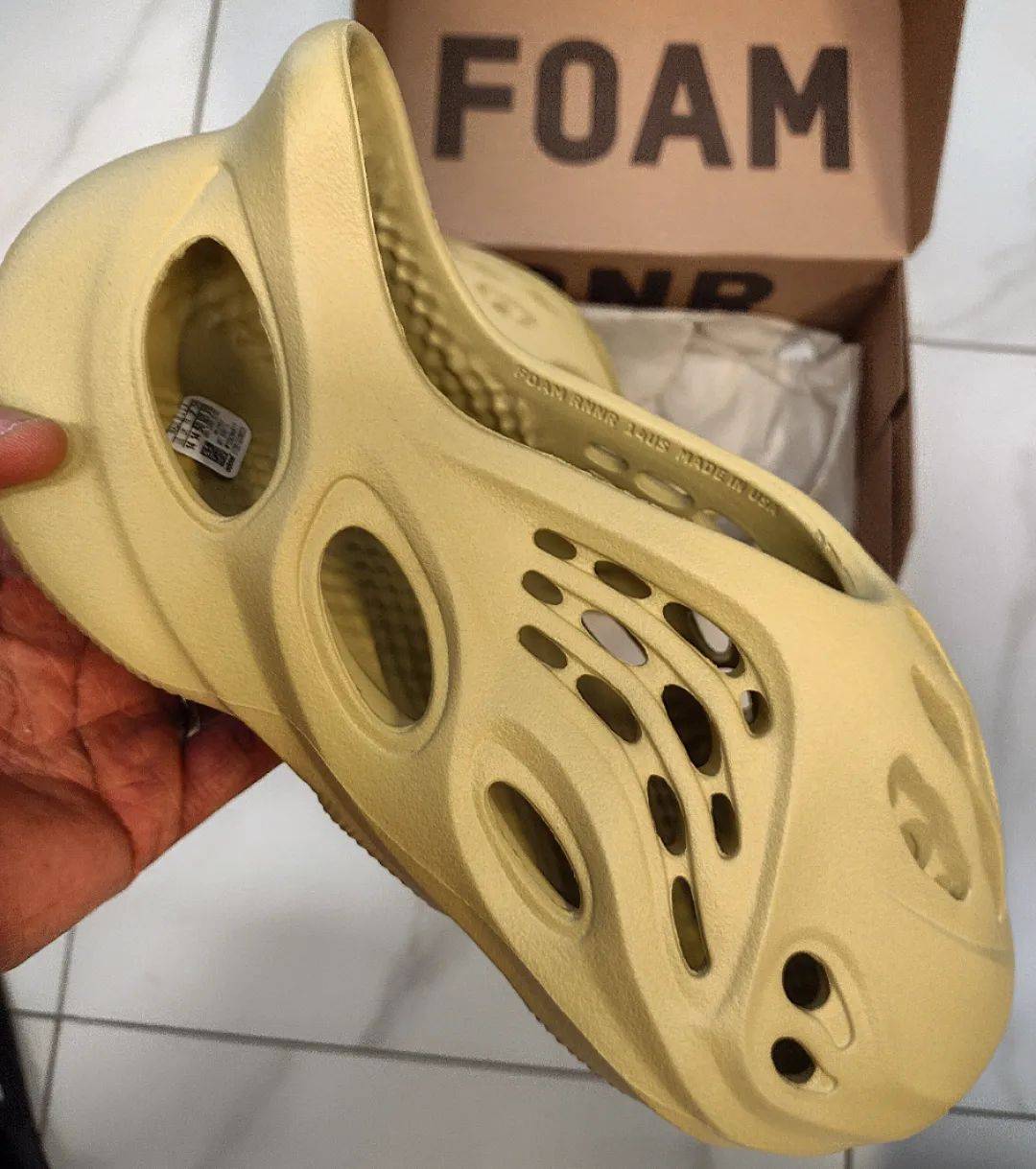 2022新款Yeezy Foam Runner “Sulfur” 硫磺色泡沫跑步鞋 正版细节照 上脚效果图_3