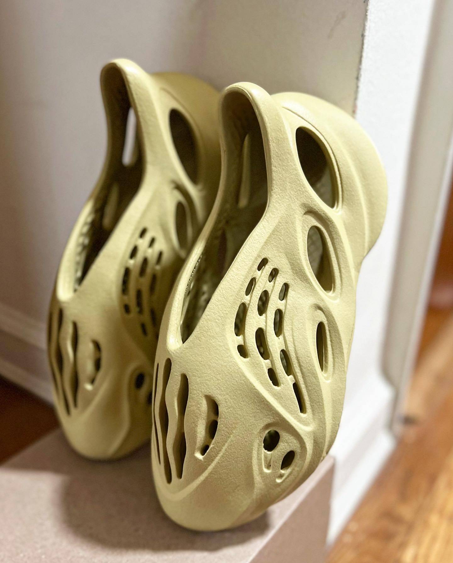 2022新款Yeezy Foam Runner “Sulfur” 硫磺色泡沫跑步鞋 正版细节照 上脚效果图_1