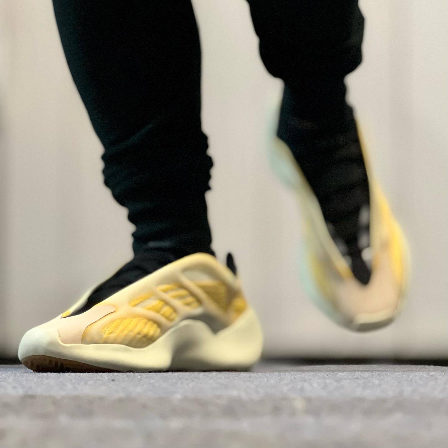 Yeezy 700 V3“Mono Safflower” 夜光椰子鞋 上脚效果实拍 高清正品图_7