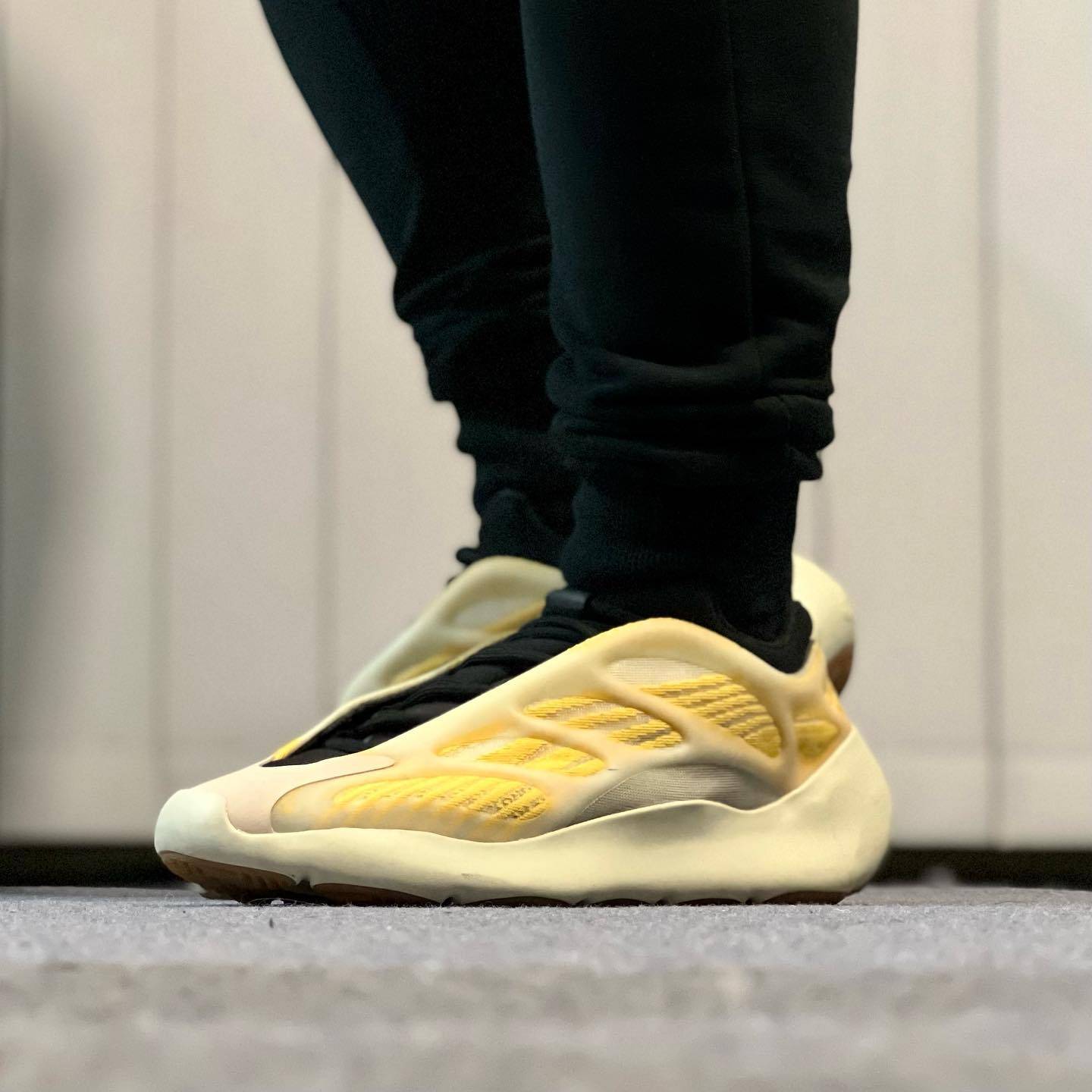 Yeezy 700 V3“Mono Safflower” 夜光椰子鞋 上脚效果实拍 高清正品图_6